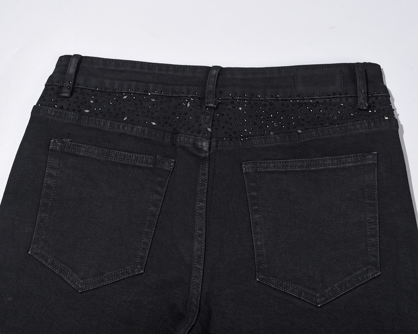 Schwarze Slim-Fit-Jeans mit Strassverzierungen