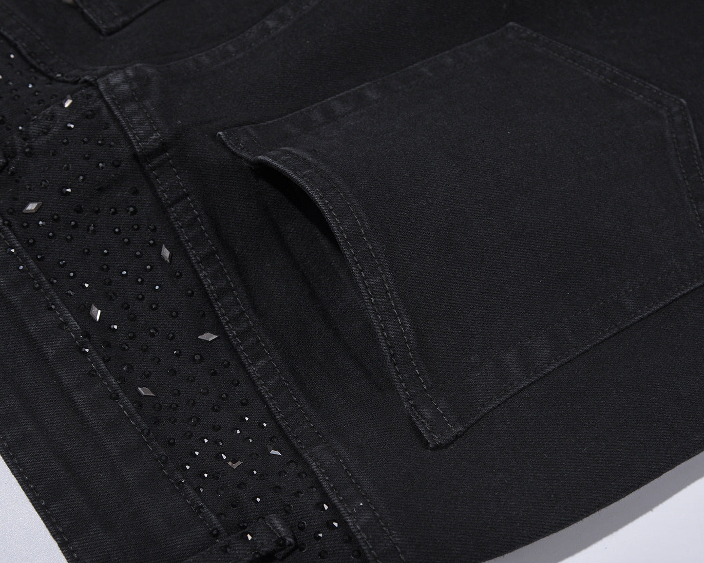 Schwarze Slim-Fit-Jeans mit Strassverzierungen