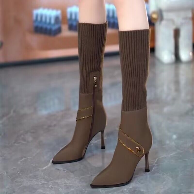 Strickte lange spitze Zehenstiefel gestrickt