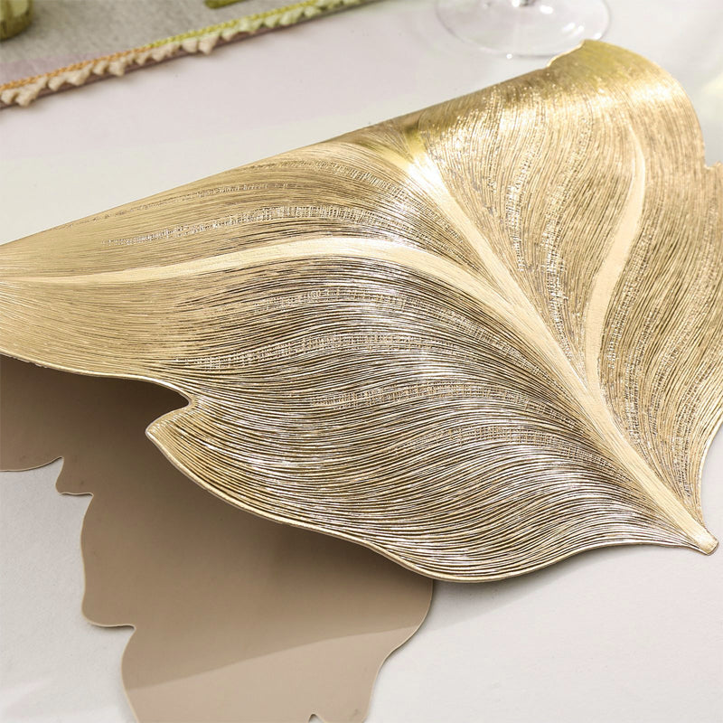 🎉 Neujahrsgeschenk – 50% RABATT!🌟 Goldfarbene 3D-Blatt-Gedeckunterlage – Luxuriöse Tischdekoration + Hitzebeständig + Wasserdicht: Perfekt für Feiern & den täglichen Gebrauch!