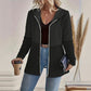 Trendy Damenjacke mit Kapuze und langen Ärmeln und Reißverschluss