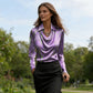 🧵 Damen-Satin-Bluse mit Cowl-Ausschnitt: Glänzend + Blattmuster – elegant für Büro & Abend