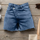 🌞Frühlingserwachen: 50% Rabatt!👖Damen Hohe Taille Jeansshorts – Asymmetrisches Crossover-Design & Ausfranster Saum, Modern & Schlank für Sommer