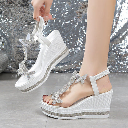 🦋 Keilabsatz-Sandalen mit Glitzer-Schmetterlingen | Elegante Plateausommerschuhe mit Perlen | Bequeme Passform