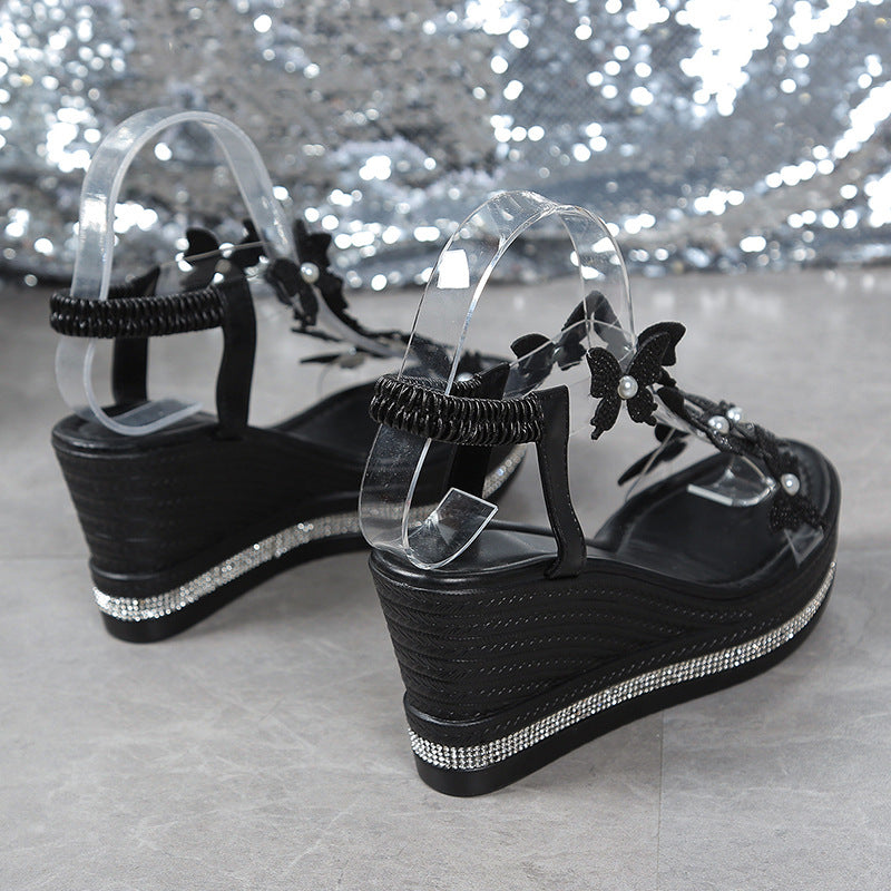 🦋 Keilabsatz-Sandalen mit Glitzer-Schmetterlingen | Elegante Plateausommerschuhe mit Perlen | Bequeme Passform