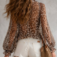 🎁Neuheiten 50 % Rabatt🌸 Leopardenmuster-Top mit V-Ausschnitt und Krawattenkragen – wilder, femininer Charme ⏰